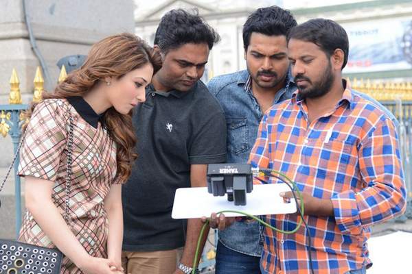 Oopiri director Vamshy Paidipalli struggle for Mid-Point