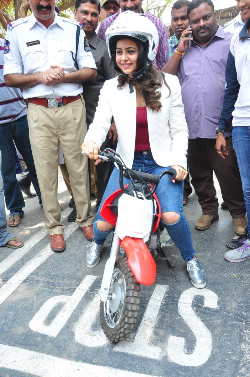 Rakul Preet Singh launches Traffic Awareness Programme 15