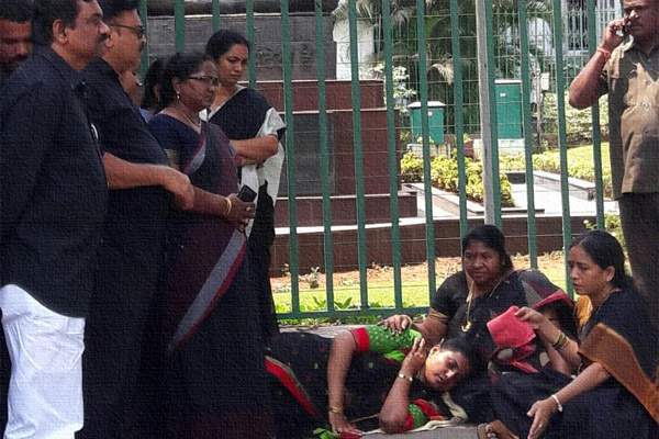 YSRCP-MLA-Roja-black-dress-protest
