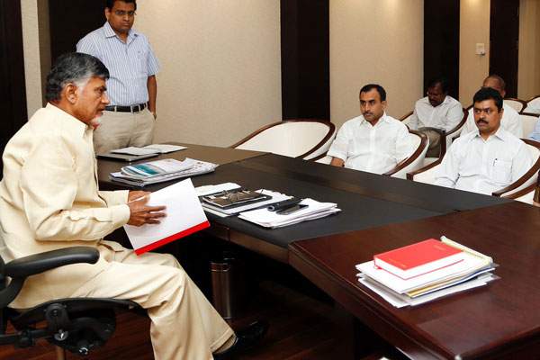 Naidu back in Hyderabad, keeps employees running