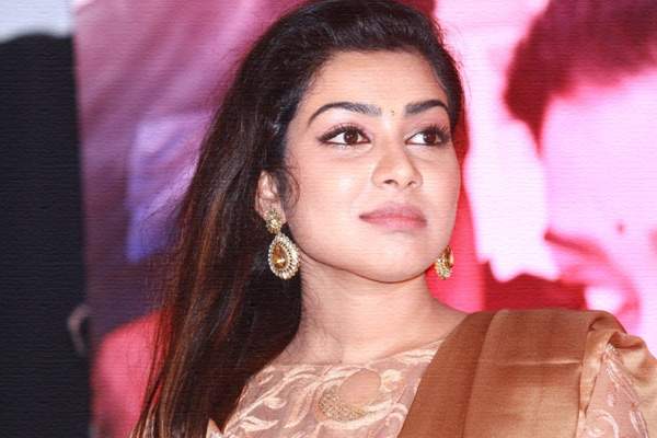 mollywood-actress-Satna-Titus-with-hollywood-tinge-to-tollywood