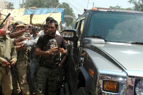 ms-dhoni-Mahindra-Scorpio