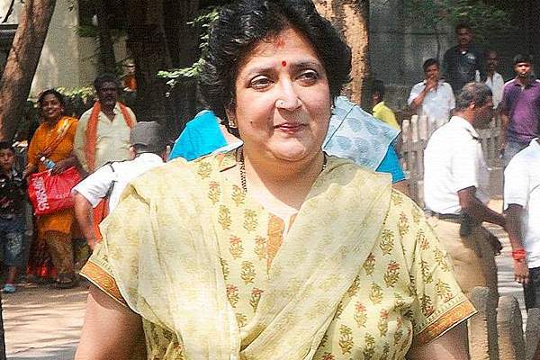 rajnikanths-wife-latha-rajnikanth-relieved-from-forgery-case