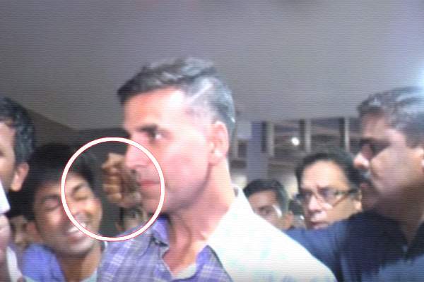 Akshay Kumar  bodyguard hits him on face