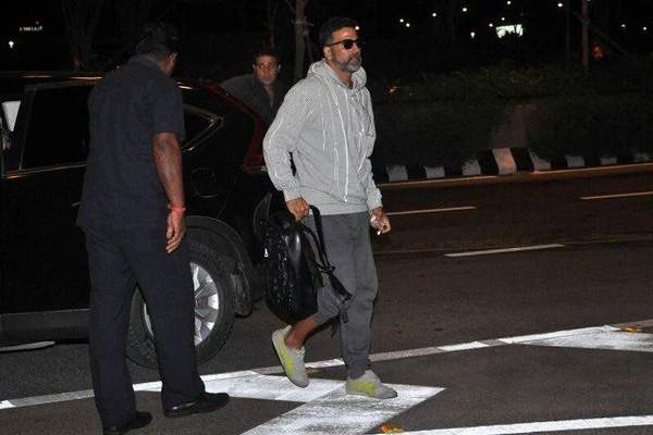 Akshay kumar detained at  Heathrow Airport London