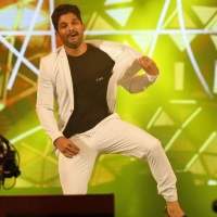 Allu Arjun dancing in Vizag Sarrainodu Event stills