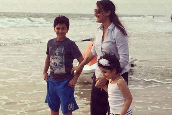 Namrata filling Mahesh shoes!