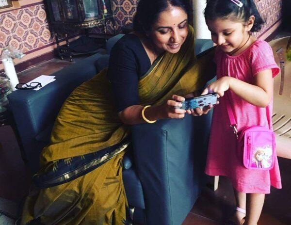Revathi with mahesh babu daughter sitra on brahmotsavam sets