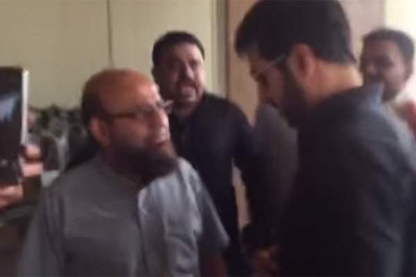 director Kabir Khan in pakistan airport