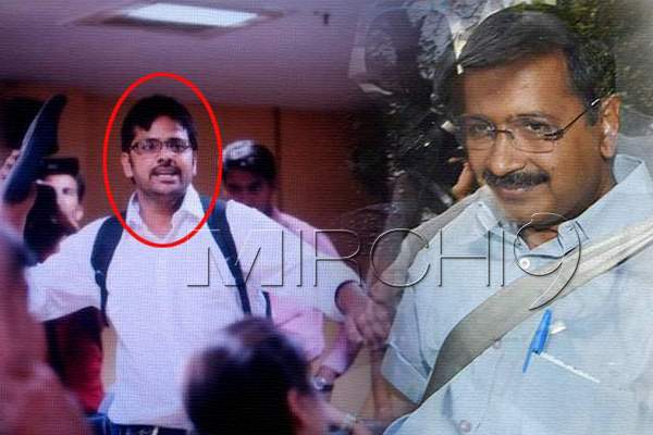 shoe thrown on arvind kejriwal