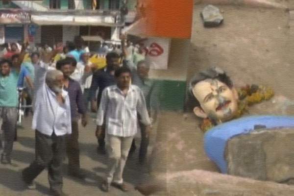 unknown people destroys Vangaveeti Ranga statue