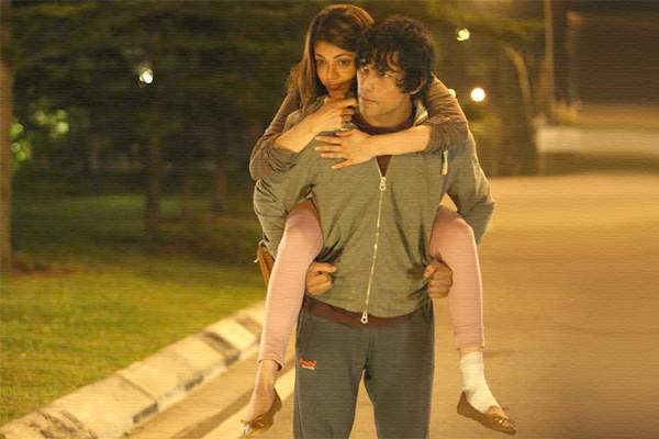 Injured Kajal aggarwal foot inspires romantic scene with randeep hooda