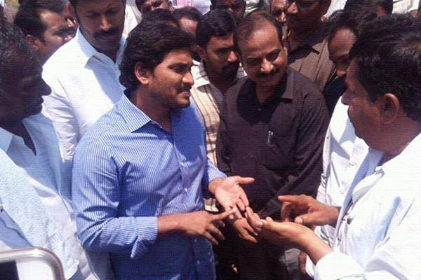 Jagan poor show at Special Status dharnas