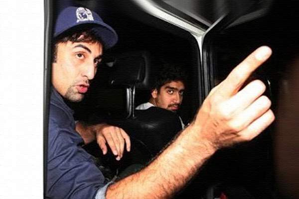 Ranbir Kapoor shows finger to photographer