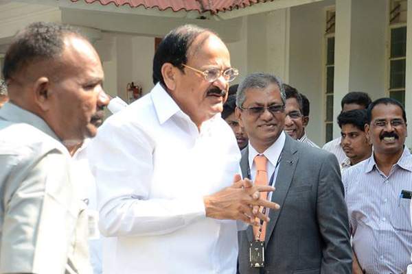 Venkaiah Naidu to kill Special Status issue