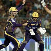 gautam-gambhir-surrounds-ms-dhoni-ipl-match