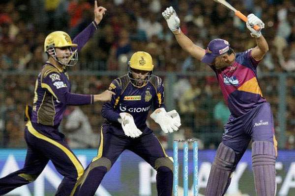 gautam-gambhir-surrounds-ms-dhoni-ipl-match