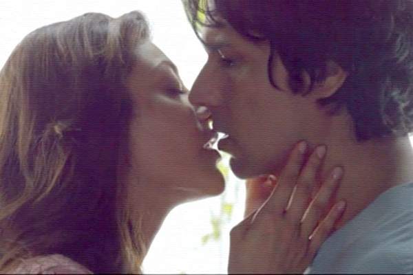 kajal aggarwal- Randeep hooda kissing