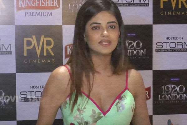meera-chopra-was-shocked-for-pawan-kalyan-craze