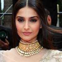 Sonam takes a dig at Aish's purple lipstick