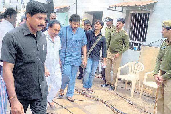 Chiranjeevi, Chiranjeevi 150 Khaidi Look, Chiranjeevi Kathilantodu Khaidi Look, Chiranjeevi 150 Khaidi Leaked Look, Chiranjeevi Jail Khaidi Look, Chiranjeevi Khaidi Number 150