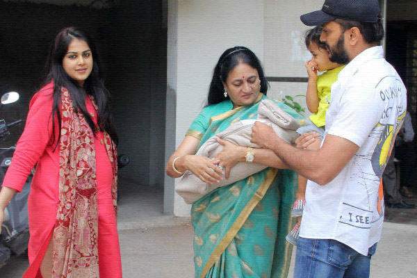 Genelia, Reteish Deshmukh, Riaan, Deshmukh's family, bollywood