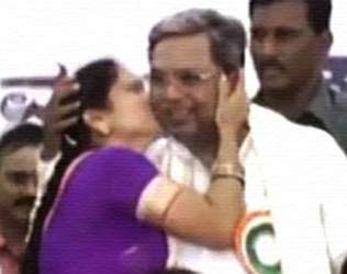 Woman Kisses Karanataka CM, Woman Kisses Chief minister Siddaramaiah, Woman Kisses CM Siddaramaiah, Woman Kisses CM in Public