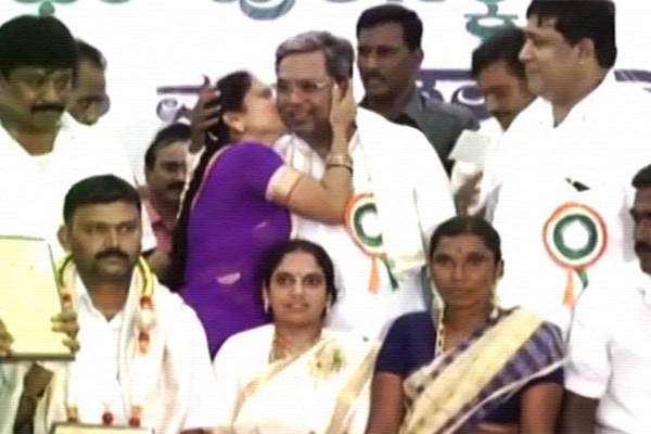 Woman Kisses Karanataka CM, Woman Kisses Chief minister Siddaramaiah, Woman Kisses CM  Siddaramaiah,  Woman Kisses CM in Public