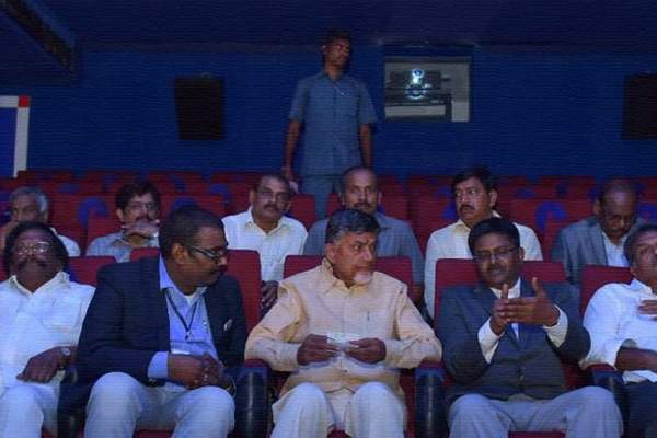 chandrabau naidu watches Srimanthudu movie at Y screens
