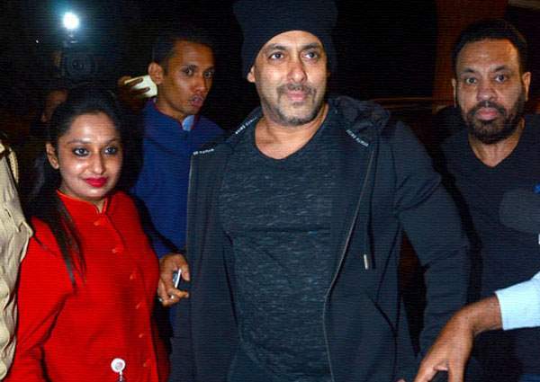Salman Khan, Salman Khan apologies, Salman Khan comments, Salman Khan about rape, Salman Khan at IIFA Awards, Salman Khan with media, Salman Khan controversy