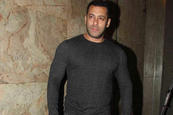 Salman Khan, Salman Khan Peed, Salman Khan Peed Female Journalist,  Salman Khan Peed Lady Journo, Salman Peed Controversy, Salman Peed Photo