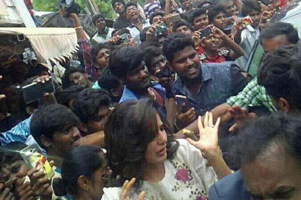Samantha VCare Launch, Samantha VCare Madurai, Samantha mobbed at Madurai VCare launch, Samantha Ruth Prabhu VCare Madurai, Samantha Fans VCare Madurai