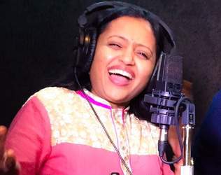 Anchor Suma, Anchor Suma Singing, Anchor Suma Playback Singing, Anchor Suma Kanakala Singing, Anchor Suma Rajiv Singing, Telugu TV Anchor Suma Singing