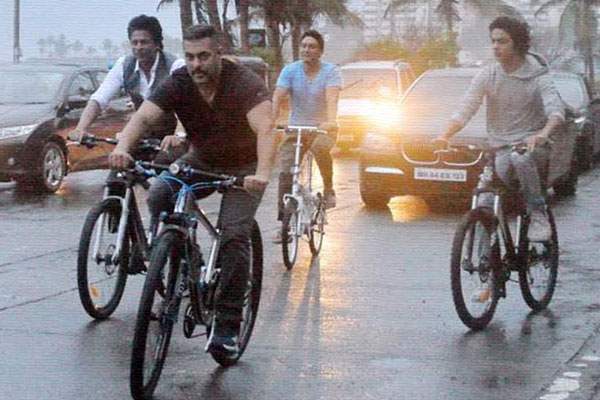 Aryan Khan, Aryan Khan Cycle Ride, Aryan Khan Bike Ride, Aryan Khan Ride Cycle Mumbai Streets, Aryan Khan Bike Cycle Mumbai Streets, Aryan Khan Hungama