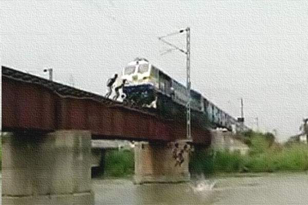 Ghaziabad, Ghaziabad Boys Train Jump, Ghaziabad Boys Daredevil Train Stunt, Ghaziabad Boys Daredevil Train Jump, Ghaziabad Boys Train Jump Viral Video