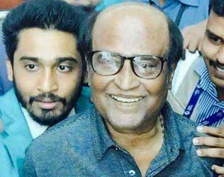 Rajinikanth, Rajinikanth Selfie, Rajinikanth Selfie Photo, Rajinikanth Airport Selfie Photo, Rajinikanth Chennai Return Selfie Photo, Rajinikanth Chennai Airport Selfie Photo