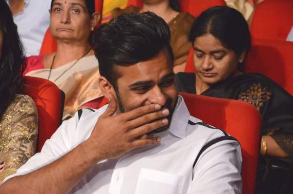 Sai Dharam Teja Aapalenu Brother, Allu Arjun Cheppanu Brother, Sai Dharam Teja Allu Arjun Controversy, Sai Dharam Teja Allu Arjun Pawan Fans Controversy 
