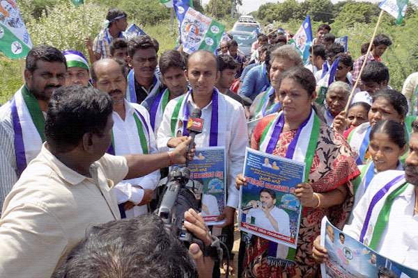 YSR Insulted, YS Rajasekhar Reddy Insulted, YSR Insulted Chennai, YSR Insulted Slippers, YSR Insulted YSRCP Members,YSR Sevadalam Tamil nadu