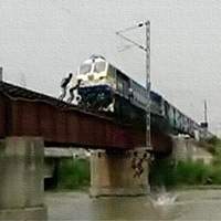 Ghaziabad, Ghaziabad Boys Train Jump, Ghaziabad Boys Daredevil Train Stunt, Ghaziabad Boys Daredevil Train Jump, Ghaziabad Boys Train Jump Viral Video