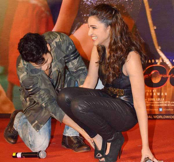 Varun Dhawan, Varun Dhawan Helps Parineeti Chopra, Varun Dhawan Touches Parineeti Chopra Feet, Varun Dhawan Touches Parineeti Chopra, Varun Dhawan Flirts Parineeti Chopra, Varun Dhawan Parineeti Chopra Dishoom, Varun Dhawan Parineeti Chopra Dishoom Promotions, Varun Dhawan Parineeti Chopra Dishoom movie Promotions, Varun Dhawan Parineeti Chopra Dishoom film promotions, Varun Dhawan Parineeti Chopra Dishoom Bollywood movie Promotions