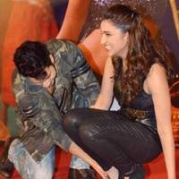 Varun Dhawan, Varun Dhawan Helps Parineeti Chopra, Varun Dhawan Touches Parineeti Chopra Feet, Varun Dhawan Touches Parineeti Chopra, Varun Dhawan Flirts Parineeti Chopra, Varun Dhawan Parineeti Chopra Dishoom, Varun Dhawan Parineeti Chopra Dishoom Promotions, Varun Dhawan Parineeti Chopra Dishoom movie Promotions, Varun Dhawan Parineeti Chopra Dishoom film promotions, Varun Dhawan Parineeti Chopra Dishoom Bollywood movie Promotions