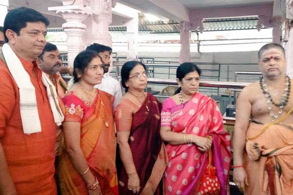 Chiranjeevi, Chiranjeevi Family Performs Pooja, Chiranjeevi Family Performs Pooja Mantralayam, Chiranjeevi Family Performs Pooja Srikakulam, Chiranjeevi Family Performs Pooja Arasavilli
