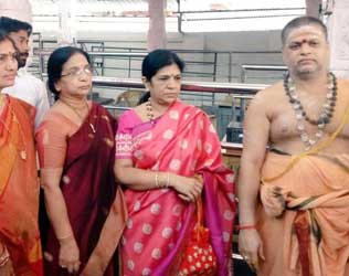Chiranjeevi, Chiranjeevi Family Performs Pooja, Chiranjeevi Family Performs Pooja Mantralayam, Chiranjeevi Family Performs Pooja Srikakulam, Chiranjeevi Family Performs Pooja Arasavilli