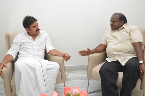 Pawan Kalyan, Pawan Kalyan Kumaraswamy, Pawan Kalyan Kumaraswamy Meet, Pawan Kalyan Kumaraswamy Political Meet, Pawan Kalyan HD Kumaraswamy Meet, Jana Sena Pawan Kalyan Kumaraswamy Meet, Pawan Kalyan Former Karnataka CM Kumaraswamy Meet