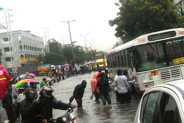 Hyderabad Rains, Hyderabad Rains Submerged Roads, Hyderabad Rains Flooded Roads,  Hyderabad Rains Drowned Roads, Hyderabad Rains Drowned Vehicles