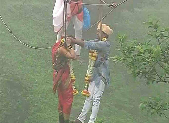 Jaydeep Jadhav, Jaydeep Jadhav Reshma Patil Air Wedding, Jaydeep Jadhav Reshma Patil Hanging Air Wedding, Trekker Jaydeep Jadhav Air Wedding