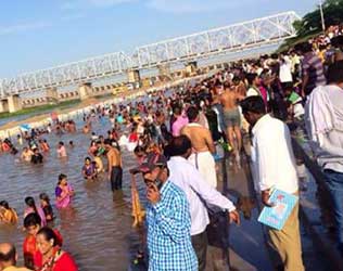 Krishna Pushkaralu 2016, Krishna Pushkaralu 2016 Crowd, Vijayawada Krishna Pushkaralu 2016 Crowd, Amaravati Krishna Pushkaralu 2016 Crowd, Andhra pradesh Krishna Pushkaralu 2016 Crowd, AP Krishna Pushkaralu 2016 Crowd