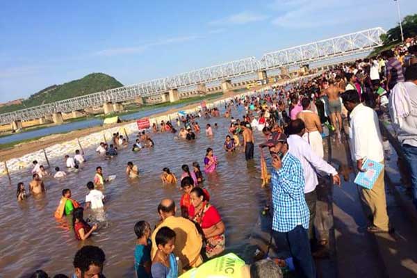 Krishna Pushkaralu 2016, Krishna Pushkaralu 2016 Crowd, Vijayawada Krishna Pushkaralu 2016 Crowd, Amaravati Krishna Pushkaralu 2016 Crowd, Andhra pradesh Krishna Pushkaralu 2016 Crowd, AP Krishna Pushkaralu 2016 Crowd