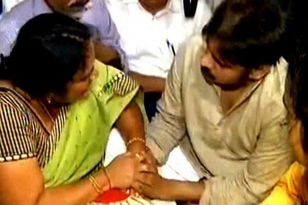 Pawan Kalyan, Pawan Kalyan Vinod Royal, Pawan Kalyan Meets Vinod Royal Family, Pawan Kalyan Condolence Vinod Royal Family, Pawan Kalyan Sympathy Vinod Royal Family, Pawan Kalyan Visits Vinod Royal FamilyPawan Kalyan Meets Fan Vinod Royal Family, Jana Sena Pawan Kalyan Meets Vinod Royal Family, Power Star Pawan Kalyan Meets Vinod Royal Family
