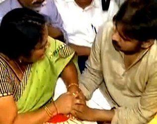 Pawan Kalyan Meets the Family of His Killed Fan
